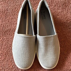 TOMS Women's Light Gray Textured Loafers
